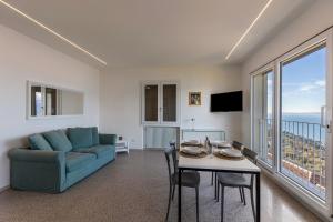 托里德尔贝纳科Casa Serena的客厅配有蓝色的沙发和桌椅