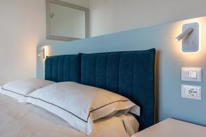 托里德尔贝纳科Casa Serena的一张带蓝色床头板的睡床