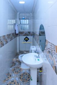 内罗毕Jalde Heights, Limuru Road, 178, Nairobi City, Nairobi, Kenya的一间带水槽和卫生间的浴室