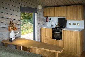 圣安德鲁斯Off Grid Travel at Cambo Estate的厨房配有木制橱柜和木桌。