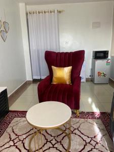 内罗毕Garden estate Thika road furnished home的客厅配有红色的沙发和桌子