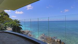 贝尔欧布莱VallonEnd Beachfront villa with excellent view的享有海景。