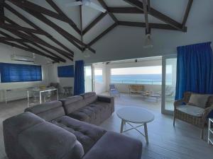 贝尔欧布莱VallonEnd Beachfront villa with excellent view的客厅配有沙发和桌子