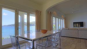 贝尔欧布莱VallonEnd Beachfront villa with excellent view的一间带桌椅的海景用餐室