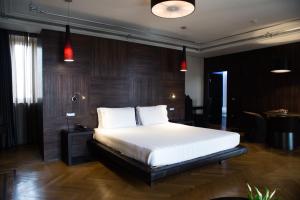 罗马Divina Luxury Hotel的卧室配有一张白色大床