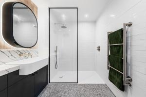 伦敦Central London New 2 bedroom flat Riverview Balcony的带淋浴、盥洗盆和镜子的浴室