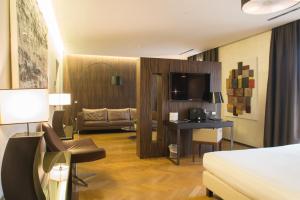 罗马Divina Luxury Hotel的配有一张床和一张书桌的酒店客房