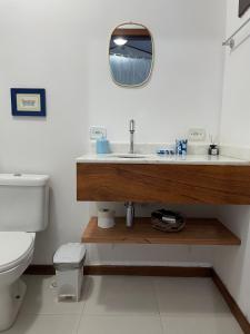 马塔迪圣若昂Casa Jasmim Imbassaí-BA的一间带水槽、卫生间和镜子的浴室