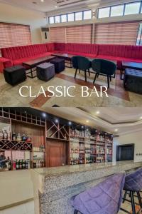 阿奴古Roban Hotels Limited的餐厅设有古典酒吧,配有红色沙发