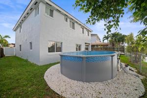 迈阿密Miami Puzzle Lake Escape, Games, Pool, BBQ, Views L58的庭院中带游泳池的房子