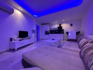 阿拉尼亚Lumos SPA ALL-IN apartment in Luxury resort full facilities的客厅设有白色沙发和蓝色天花板。
