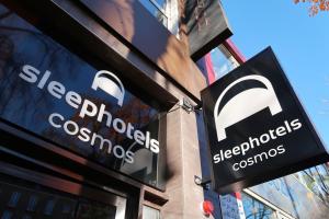 汉堡Sleephotels Cosmos的建筑物一侧的商店标志