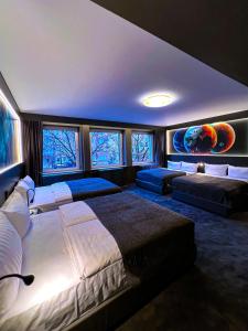 汉堡Sleephotels Cosmos的一间大型卧室,配有两张床和窗户