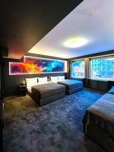 汉堡Sleephotels Cosmos的一间卧室设有两张床,墙上挂着一幅画