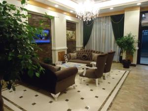 BostaniçiMOONLİGHT HOTEL的带沙发和桌子的客厅