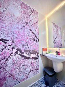 卡加盐德奥罗Doms Ryokan in Avida Aspira With Wifi and Netflix的浴室设有粉红色的壁纸和水槽
