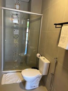 阿帕雷西达Rogai Hotel Pousada的一间带卫生间和淋浴的浴室