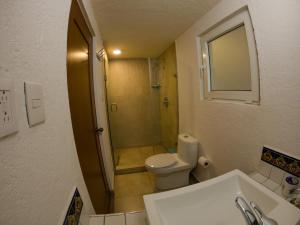 瓜纳华托La Cañada的浴室配有卫生间、盥洗盆和淋浴。