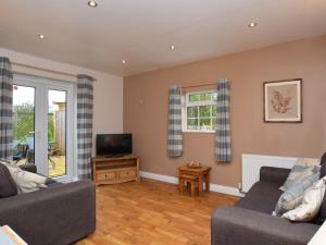 海布里奇1 bed in Burnham-on-Sea ALPAD的客厅配有两张沙发和一台电视