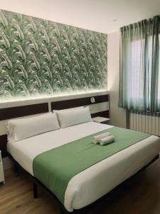 马德里阿巴迪亚马德里旅馆的一间卧室配有一张带绿毯的大床