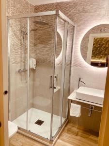 马德里阿巴迪亚马德里旅馆的带淋浴和盥洗盆的浴室