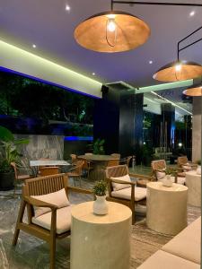 瓜达拉哈拉格兰德瓜达拉哈拉乡村俱乐部费斯塔美国酒店的一间带桌椅和灯光的餐厅