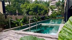瓜达拉哈拉格兰德瓜达拉哈拉乡村俱乐部费斯塔美国酒店的一座建筑物中央的游泳池