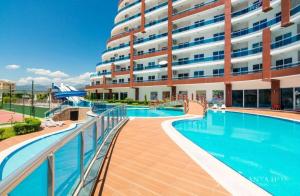 阿拉尼亚Lumos SPA ALL-IN apartment in Luxury resort full facilities的大楼前的游泳池