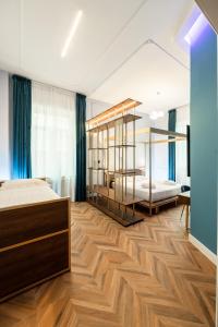 福贾Momento Soggiorno di Charme的一间卧室设有两张床,铺有木地板