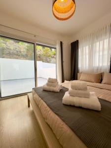 尼科西亚Panorama Residence的一间卧室设有两张床和大窗户