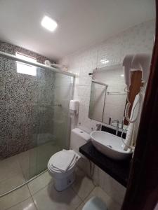 雅帕拉廷加Pousada Badejo的浴室配有卫生间、盥洗盆和淋浴。