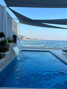 富查伊拉Al Dana Sea View Villa的海景游泳池