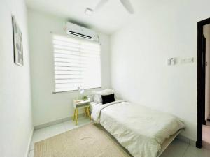 Kampung Saberang BalokCozy Scandi home @ Balok!的白色的卧室设有床和窗户