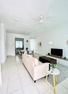 Kampung Saberang BalokCozy Scandi home @ Balok!的白色的客厅配有沙发和桌子