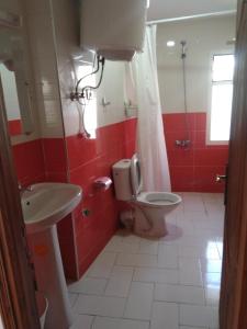 舍夫沙万Casa Abdou的一间带卫生间和水槽的浴室