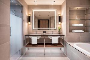 日内瓦Geneva Marriott Hotel的一间带水槽和镜子的浴室