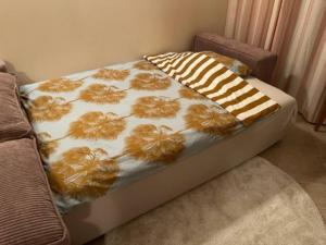 金沙Apartment Golden Sands and Black Sea, Varna的床上配有花卉棉被