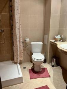 金沙Apartment Golden Sands and Black Sea, Varna的一间带卫生间和水槽的浴室
