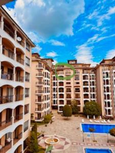 金沙Apartment Golden Sands and Black Sea, Varna的享有带游泳池的大型公寓楼的景致。