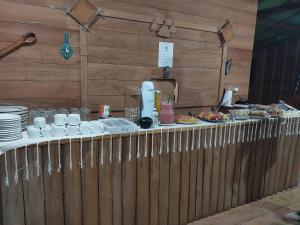 CareiroAmazon Seringal jungle Lodge的包括杯子和盘子的自助餐
