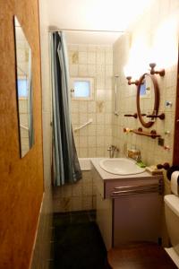 圣吉扬莱代塞尔CHARMANTE MAISON A SAINT GUILHEM LE DESERT的浴室配有盥洗盆、镜子和浴缸