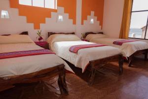 Comunidad ChallapampaHostal Margarita Isla del Sol Norte comunidad Challapampa的一间客房内设有四张床的房间