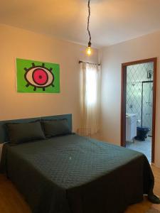 弗洛里亚诺波利斯neighbor.HUB hostel & coliving FLORIPA的一间卧室配有一张带绿色棉被的床