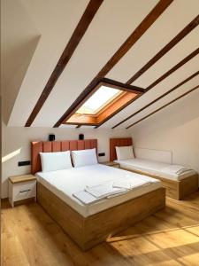 大特尔诺沃Villa Ksilifor的阁楼卧室设有两张床和天窗