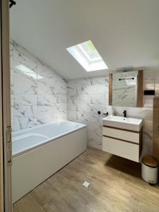 大特尔诺沃Villa Ksilifor的浴室配有白色浴缸和水槽