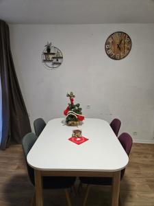 拉菲克拉Studio Le Tétras Résidence de tourisme的上面有圣诞树的白色桌子