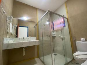 乌巴图巴卡里曼宾馆的带淋浴、盥洗盆和卫生间的浴室
