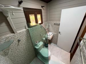 费尔南多 - 迪诺罗尼亚Pousada Piraúna的带淋浴和盥洗盆的浴室