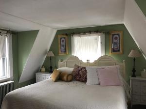 Jaffrey莫纳德诺克旅馆（Monadnock Inn）的卧室配有白色的床和枕头。