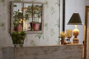 Jaffrey莫纳德诺克旅馆（Monadnock Inn）的桌子,带灯,镜子和植物